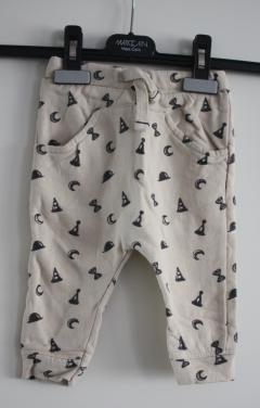 Creme met hoedjes print  broekje maat 74