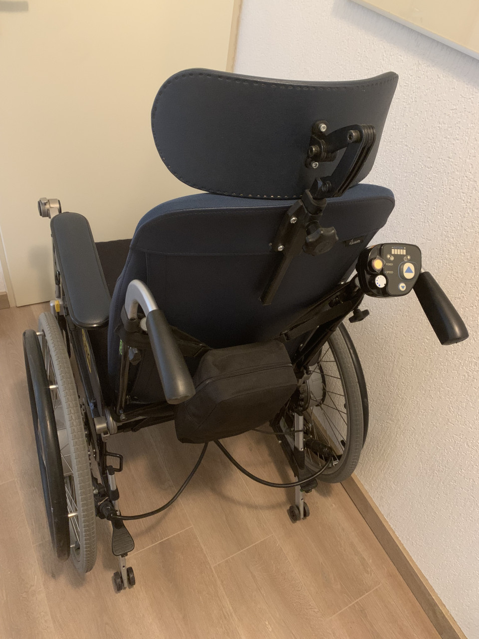 Rolstoel elektrisch voor en achter te bedienen