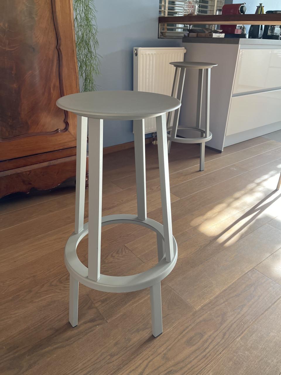 Twee Hay revolver barkrukken