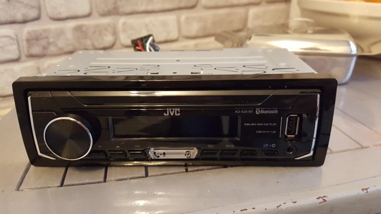 JVC Autoradio met USB en Bluetooth incl. microfoon en kabel boom