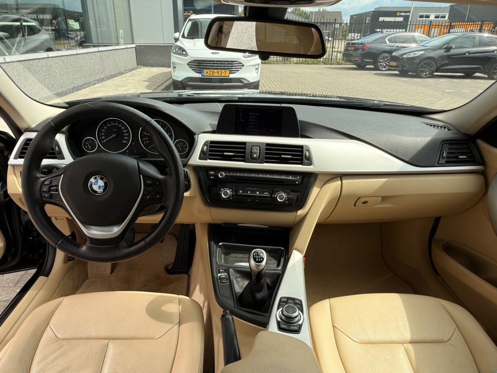 BMW 3-serie 320i high executive | navi | leder | 260pk | elect trekhaak |