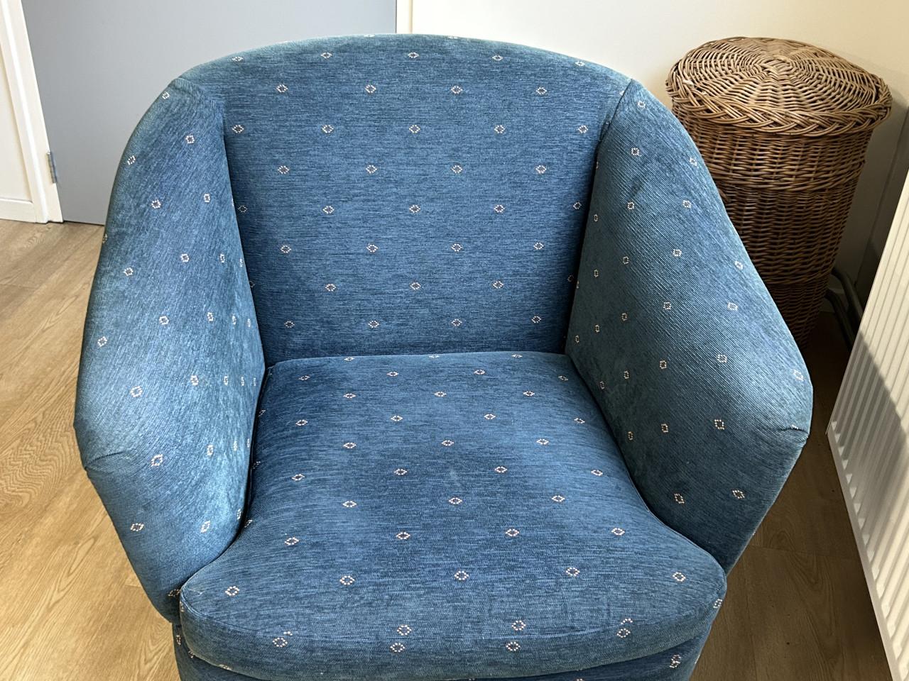Fauteuiltje, blauw met klein geel werkje