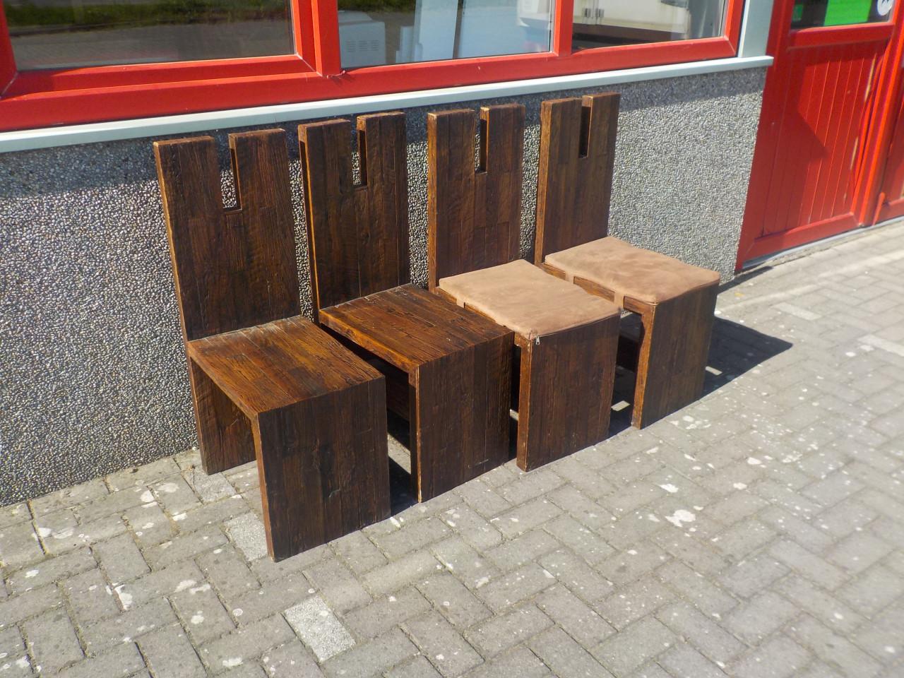 4 geheel massieve zeer speciale stoelen in goede staat setprijs 150 euro