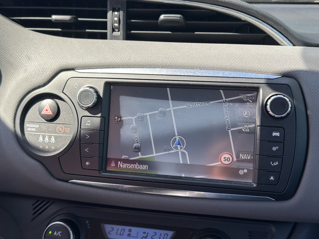 Toyota Yaris 1.5 hybrid lease i camera i automaat i airco l navigatie i zee