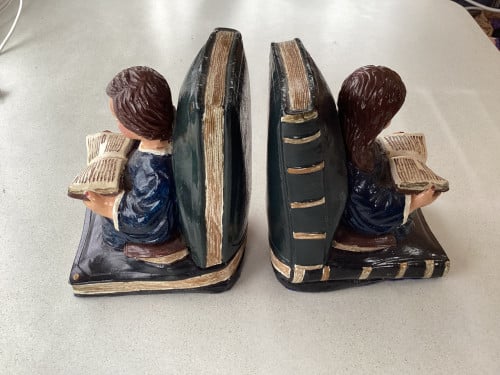 2 hele leuke zware boekensteunen.    Hoog: 15 cm.
