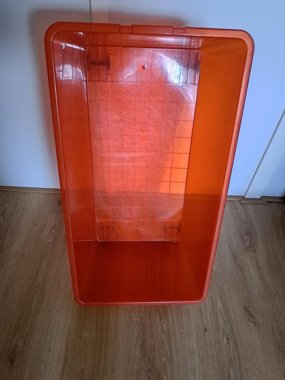Grote plastic opbergbox.