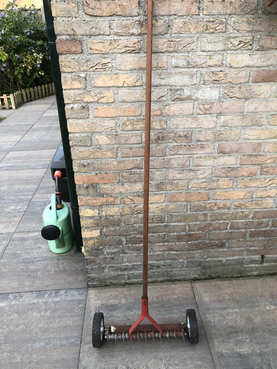 Te koop verticuteerhark.