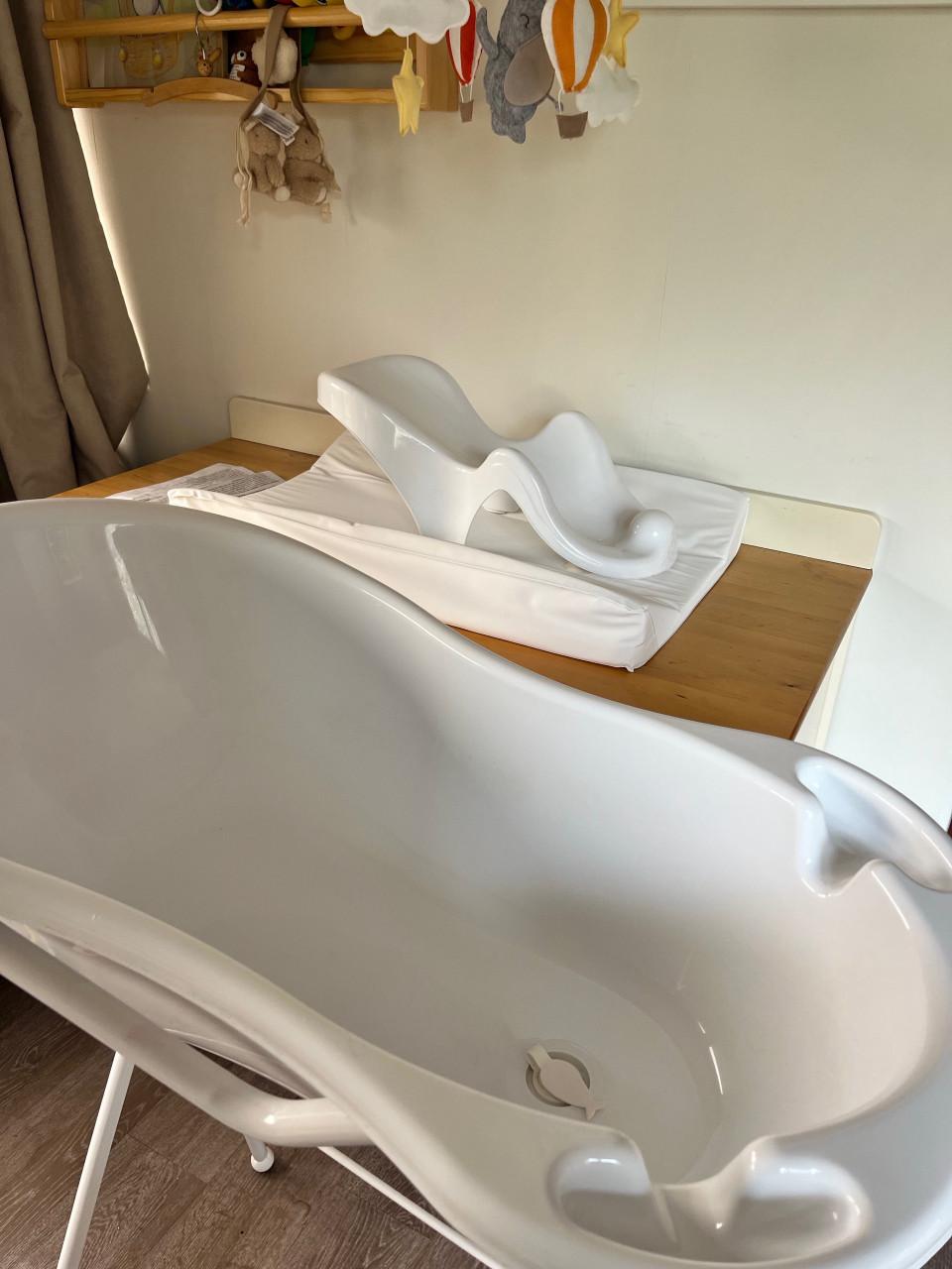 Baby badje op standaard met aankleedkussen