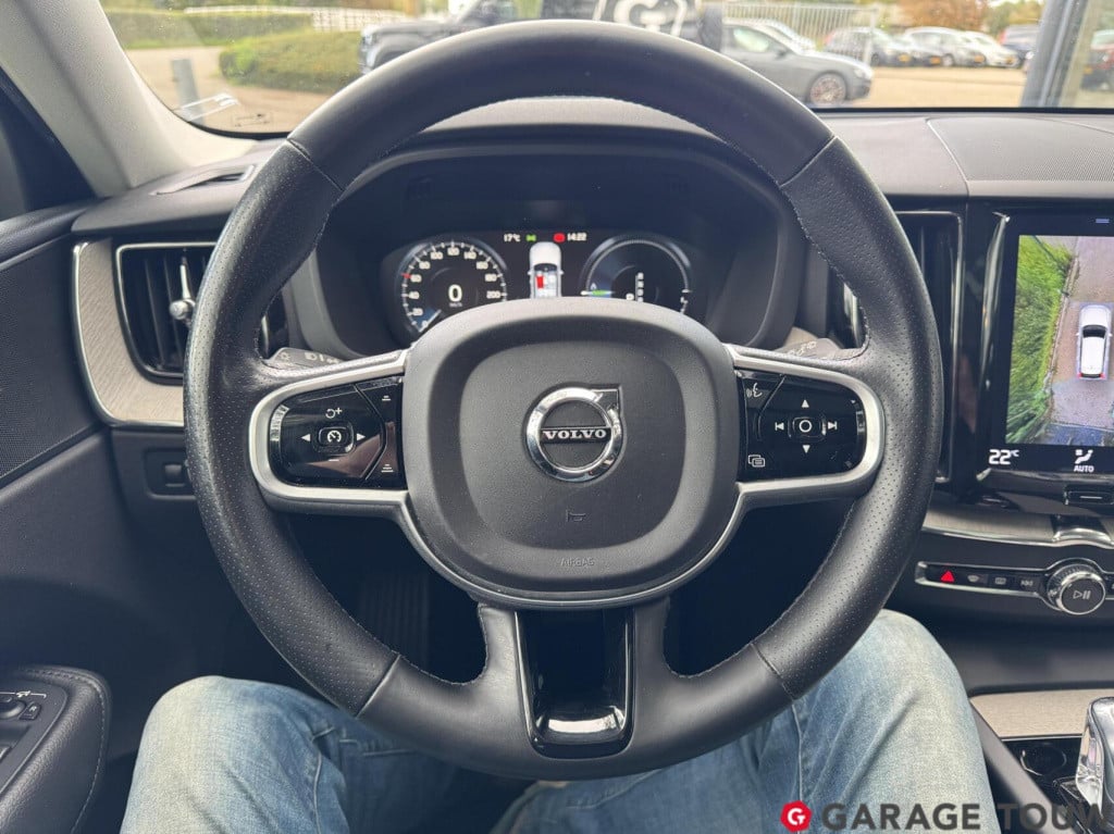Volvo XC60 2.0 t8 twin engine awd inscription pano hud trekh