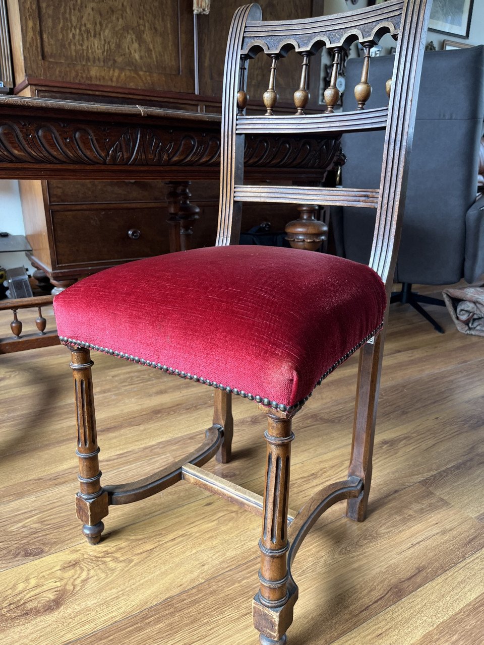 Eikenhouten Mechelse tafel met leeuwenkoppen, 4 stoelen