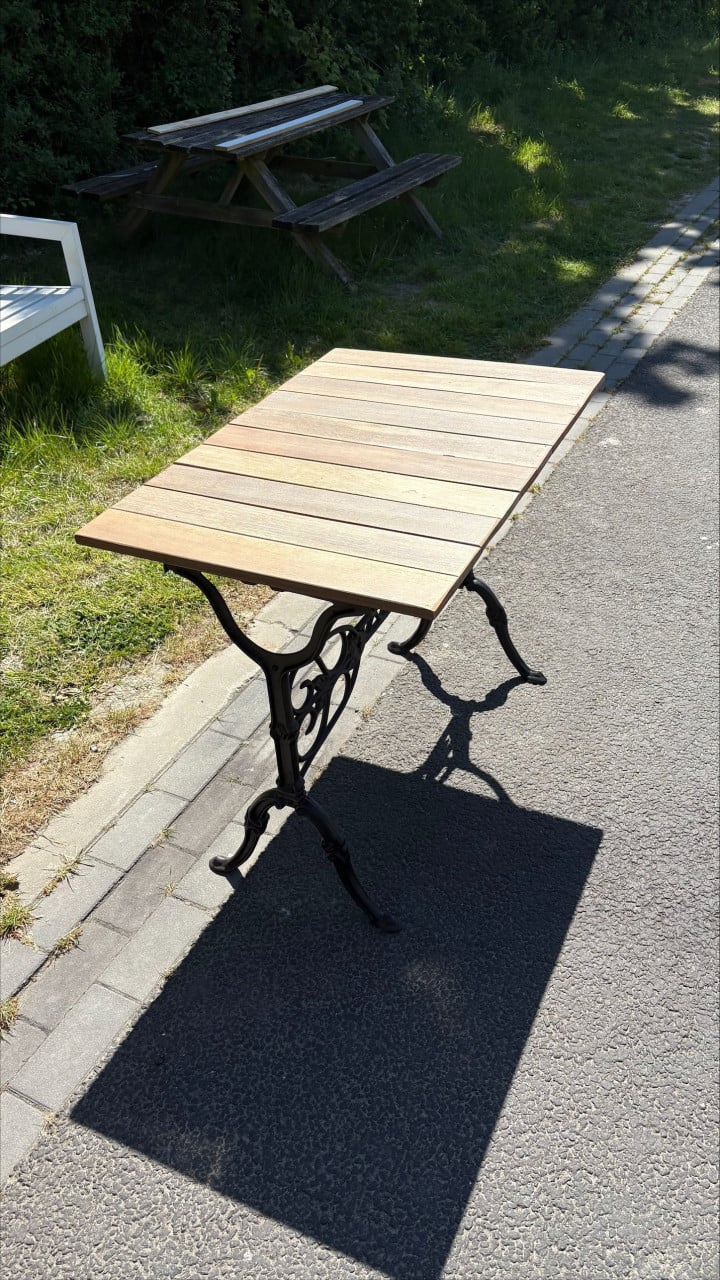 Tuintafel met gietijzeren onderstel
