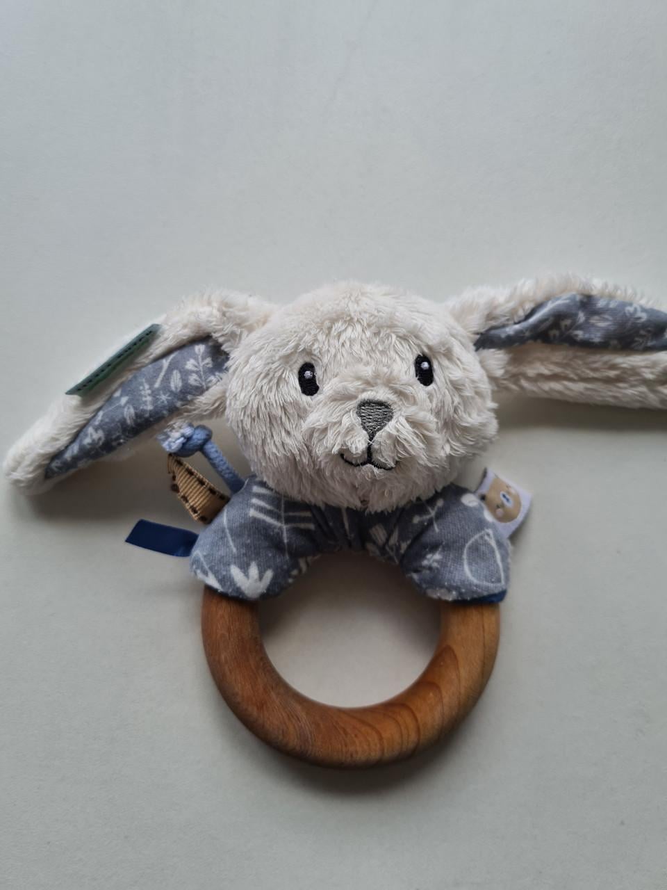 Little Dutch rammelaar met een houten ring uit de Adventure collectie.
