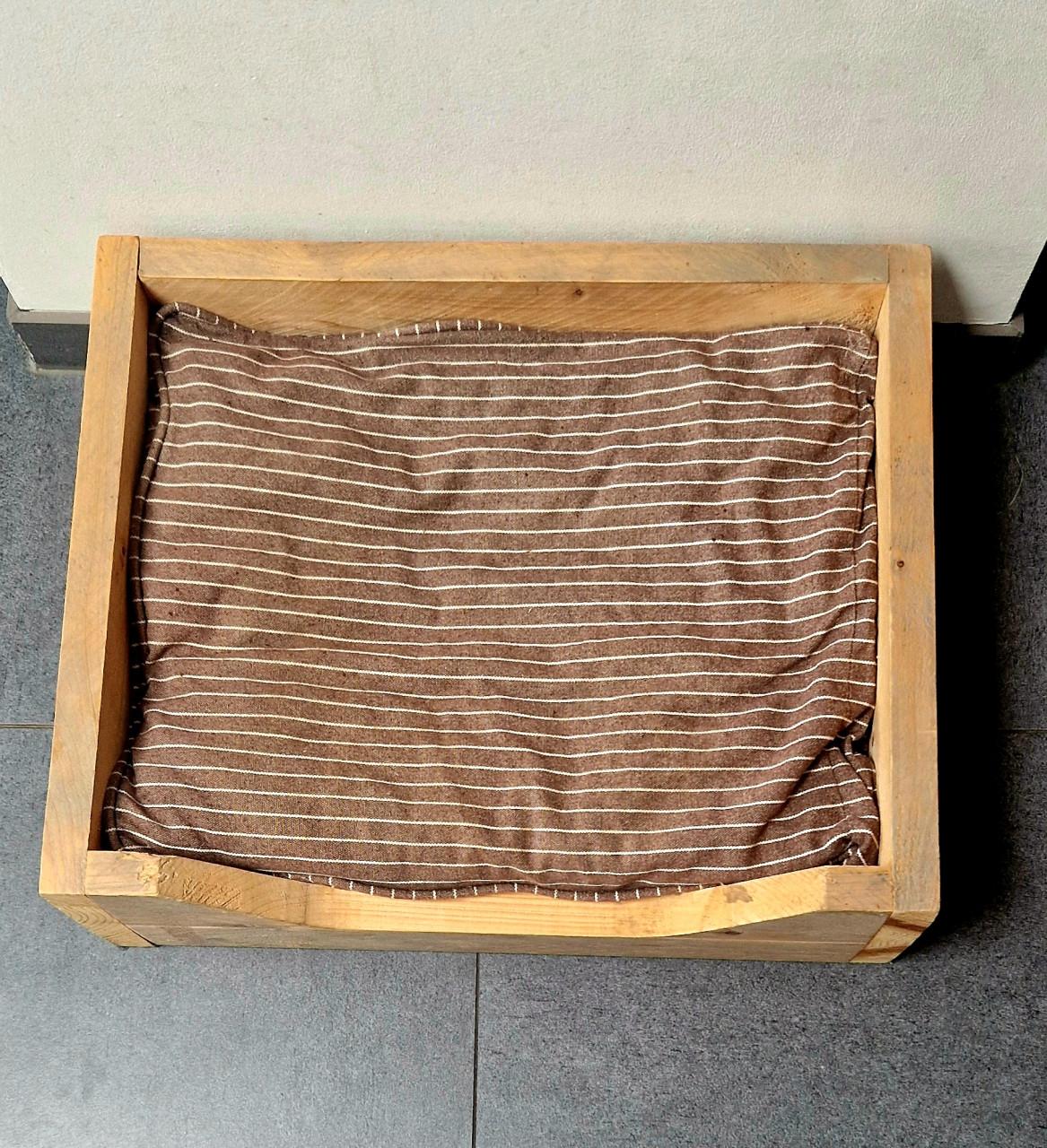 Stevige houten hondenmand, (b)60x(d)49x(h)20 cm