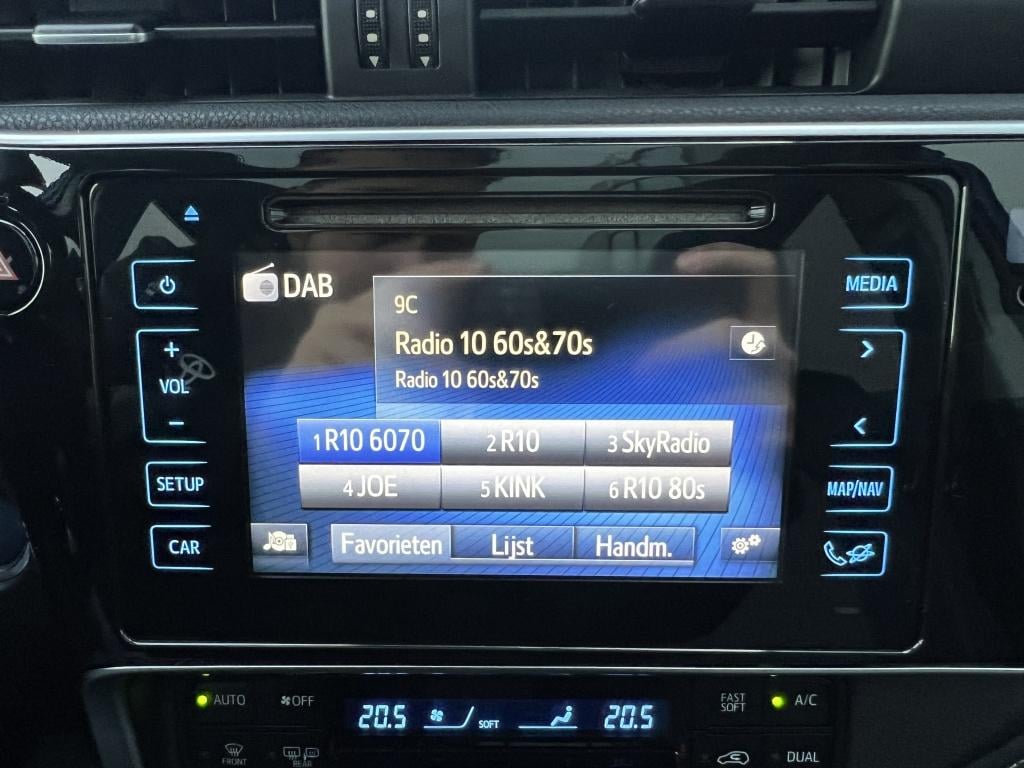 Toyota Auris 1.8 hybrid bus. pro