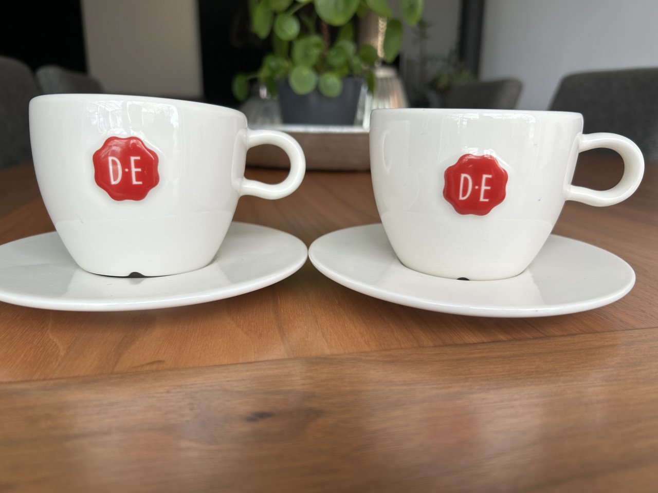 2 mokken en schotels Douwe Egberts