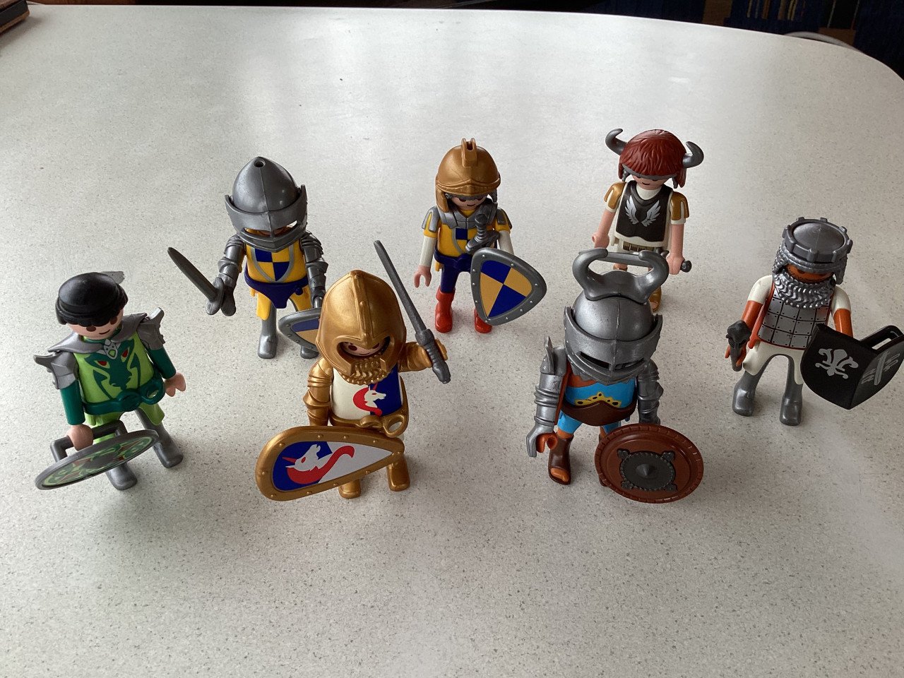 Heel veel Playmobil, w.o.  draagbaar politiebureau en tandartsenpraktijk.