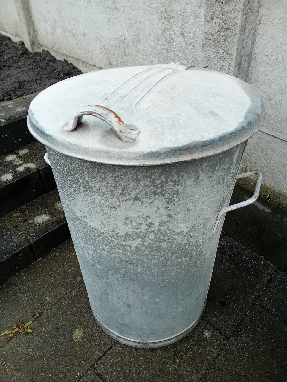 Grote zinken vuilnisemmer
