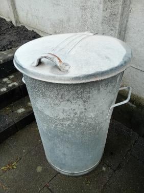 Grote zinken vuilnisemmer