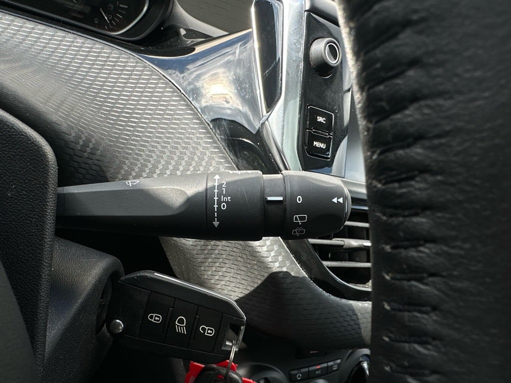 Peugeot 2008 1.2 t blue lion // panoramadak // apple carplay //