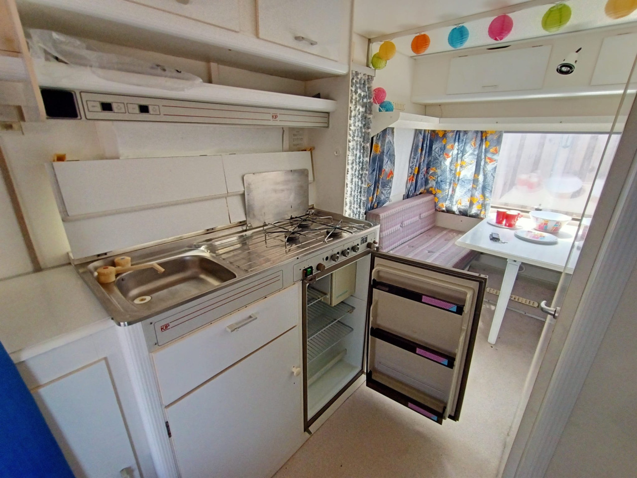 Gezinscaravan Kip 48T van 1990 met zonnepaneel