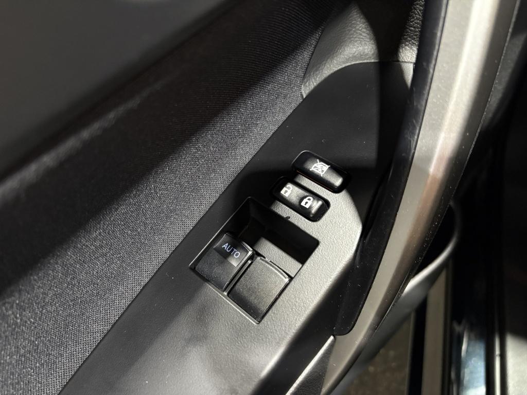 Toyota Auris 1.8 hybrid lease | panodak | navi | camera |