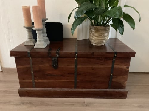 Koloniale houten kist / salontafel met opbergruimte