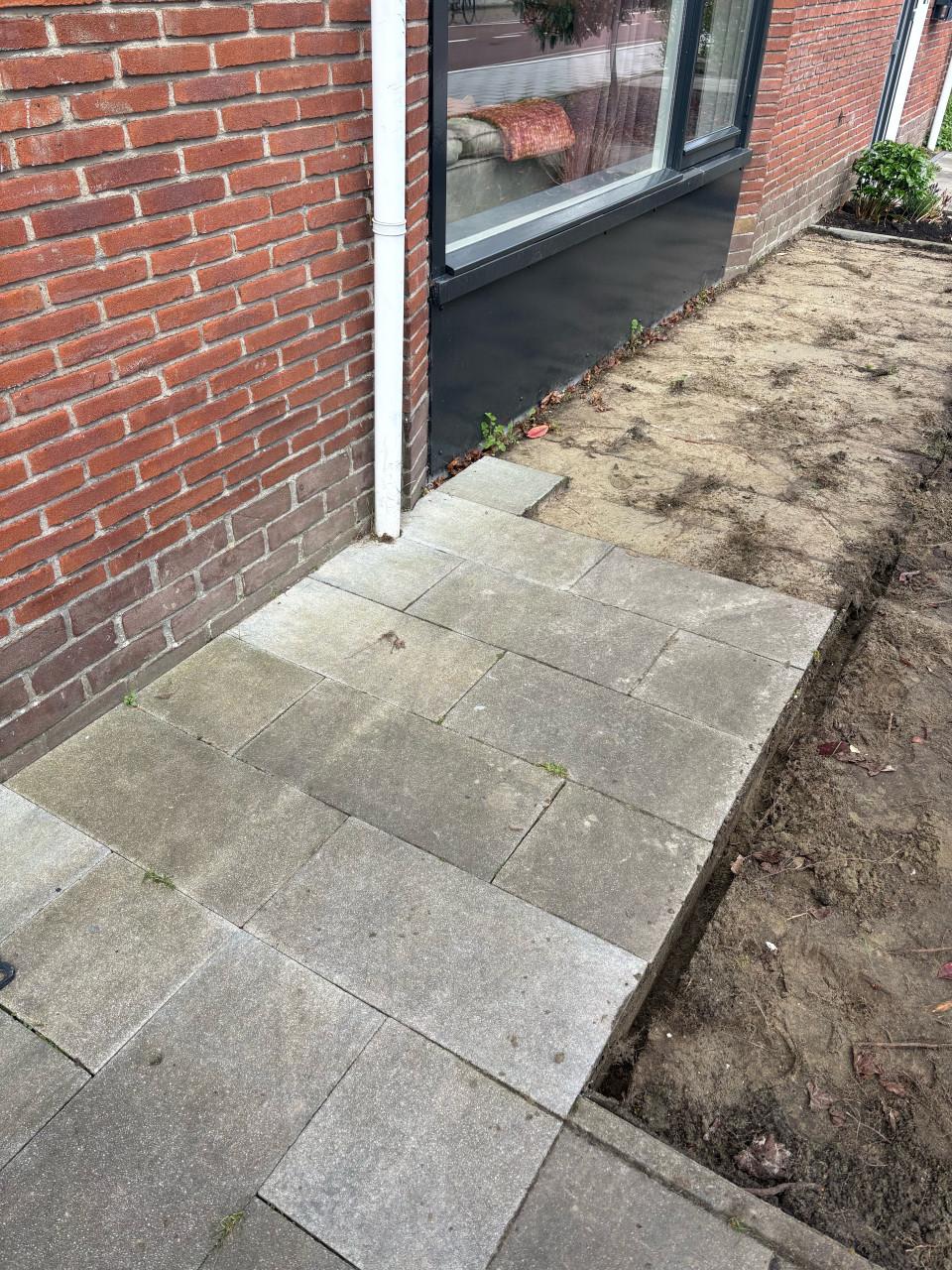 Gratis ophalen circa 10/12 vierkante meter tegels antraciet