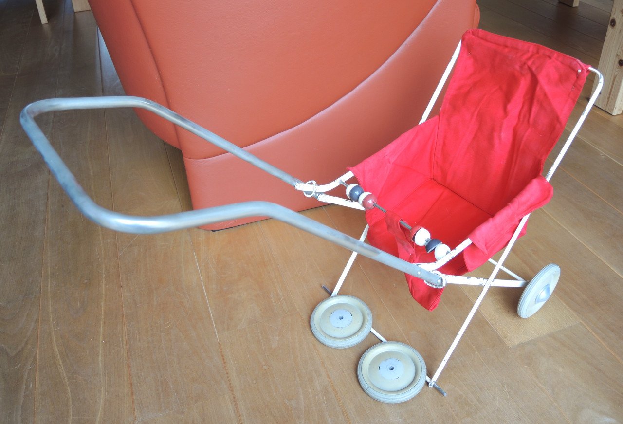 Oude poppenwandelwagen - opknapper