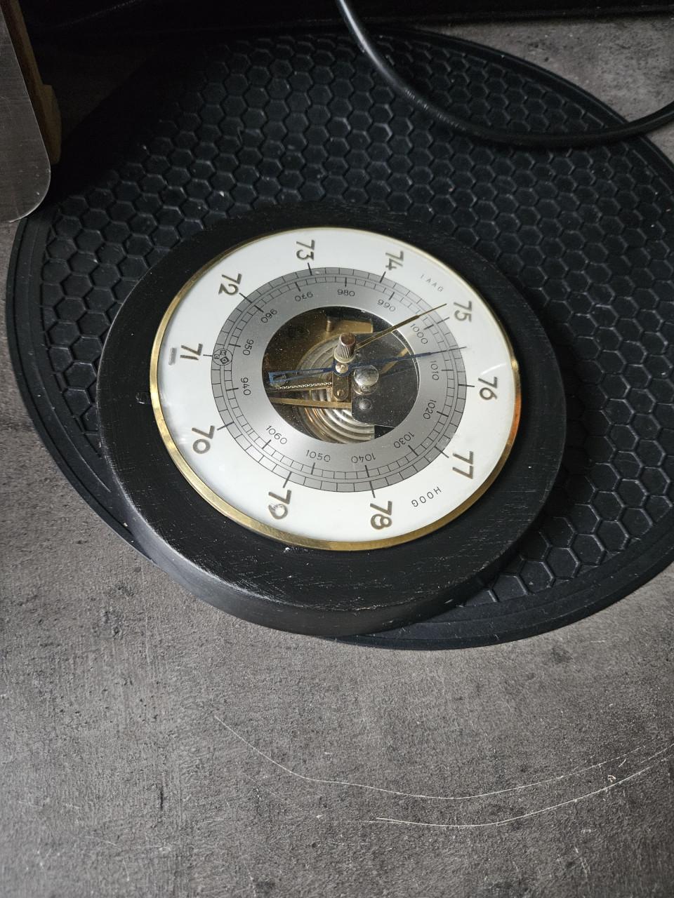 Leuk rond antiek barometer van hout, in werkende staat