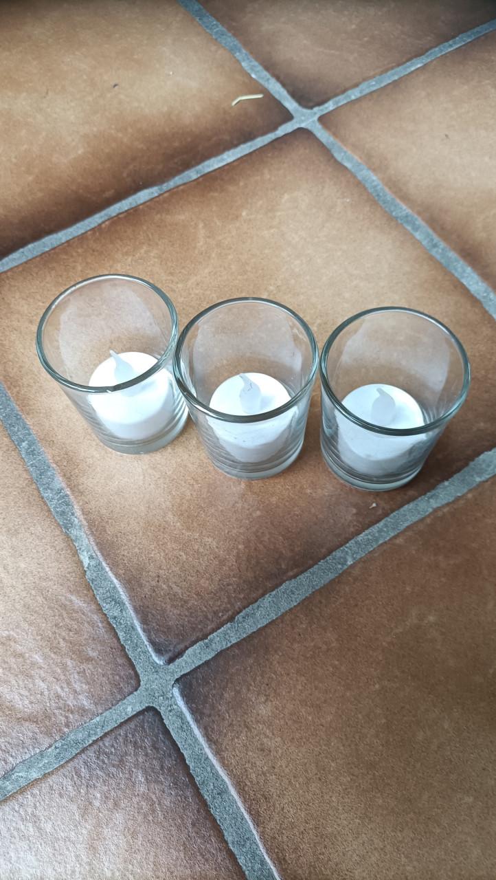 3 Glaasjes met nep waxinelichtje. Hoogte glaasjes 6 cm.