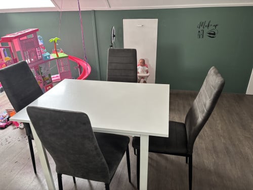 Wit tafeltje met 4 stoelen