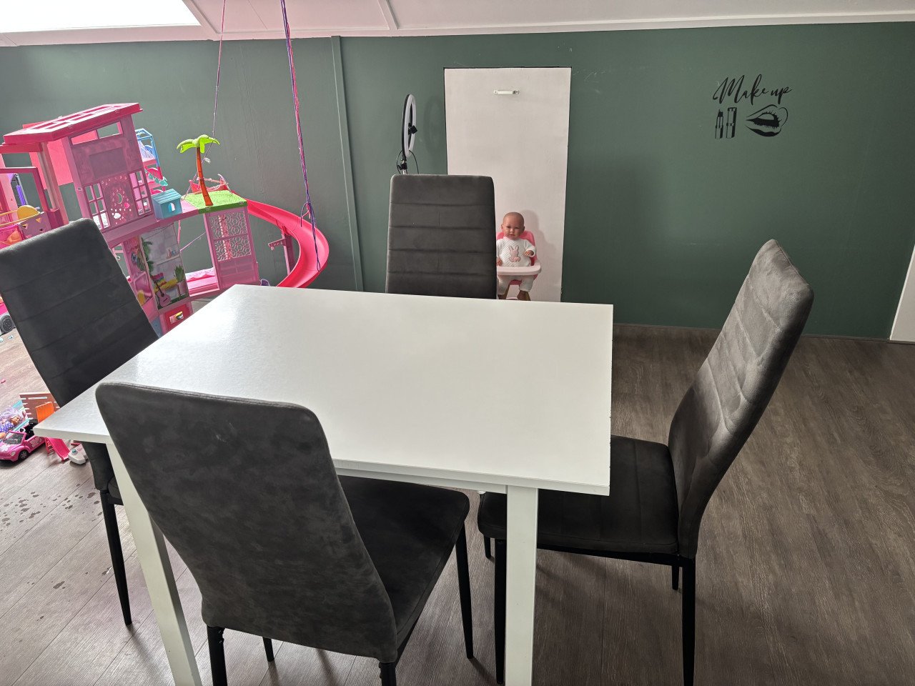 Wit tafeltje met 4 stoelen