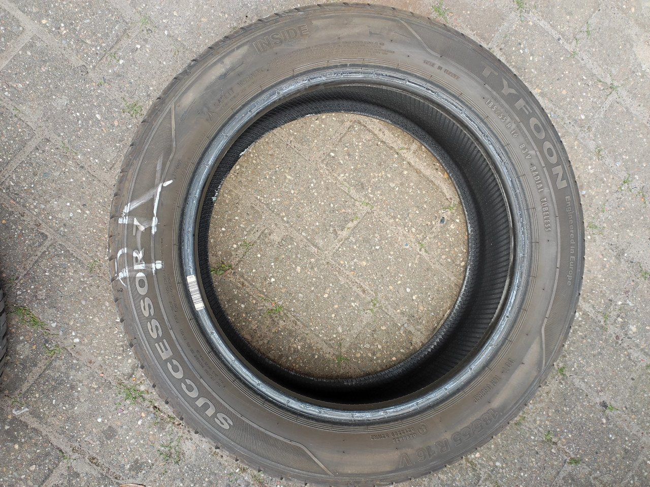 4 Zo goed als nieuwe Tyfoon zomerbanden 185/55 R16 V