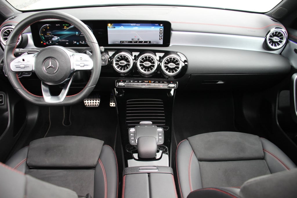 Mercedes-Benz Cla 220 4matic premium plus amg | pano | memory | acc | camer