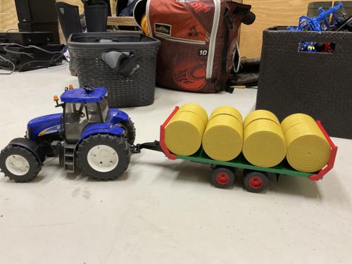 Newholland trekker+balenkar inclusief balen