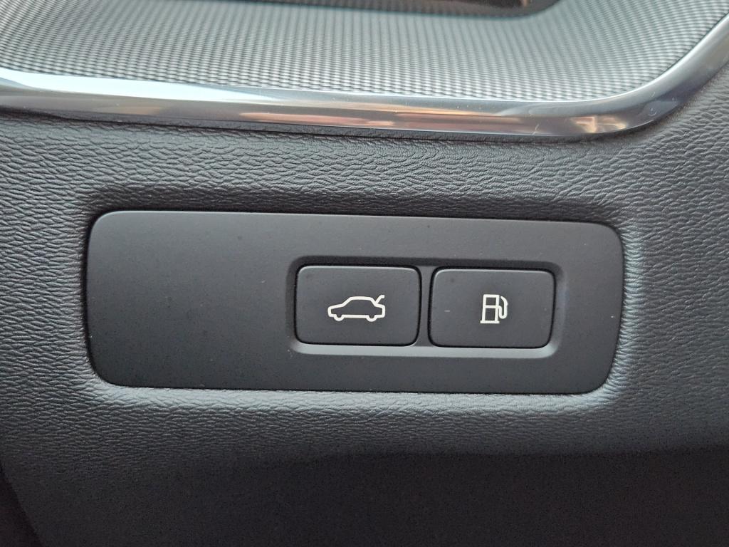 Volvo XC60 2.0 t8 plug-in hybrid awd ultimate dark r-design | luchtvering |