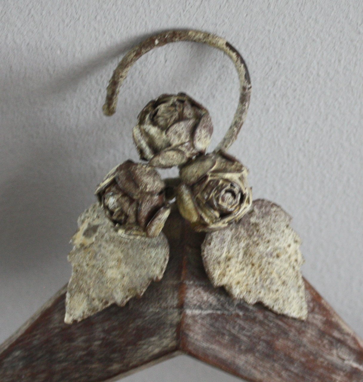 Hele mooie brocante kastok met houten rozen van metaal