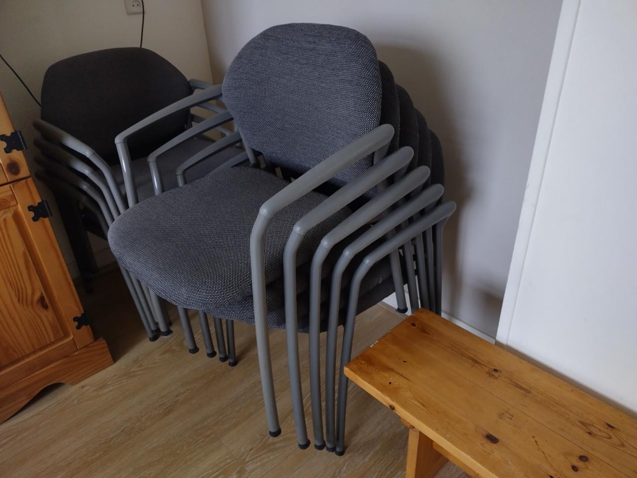 Grote vergadertafel met stoelen