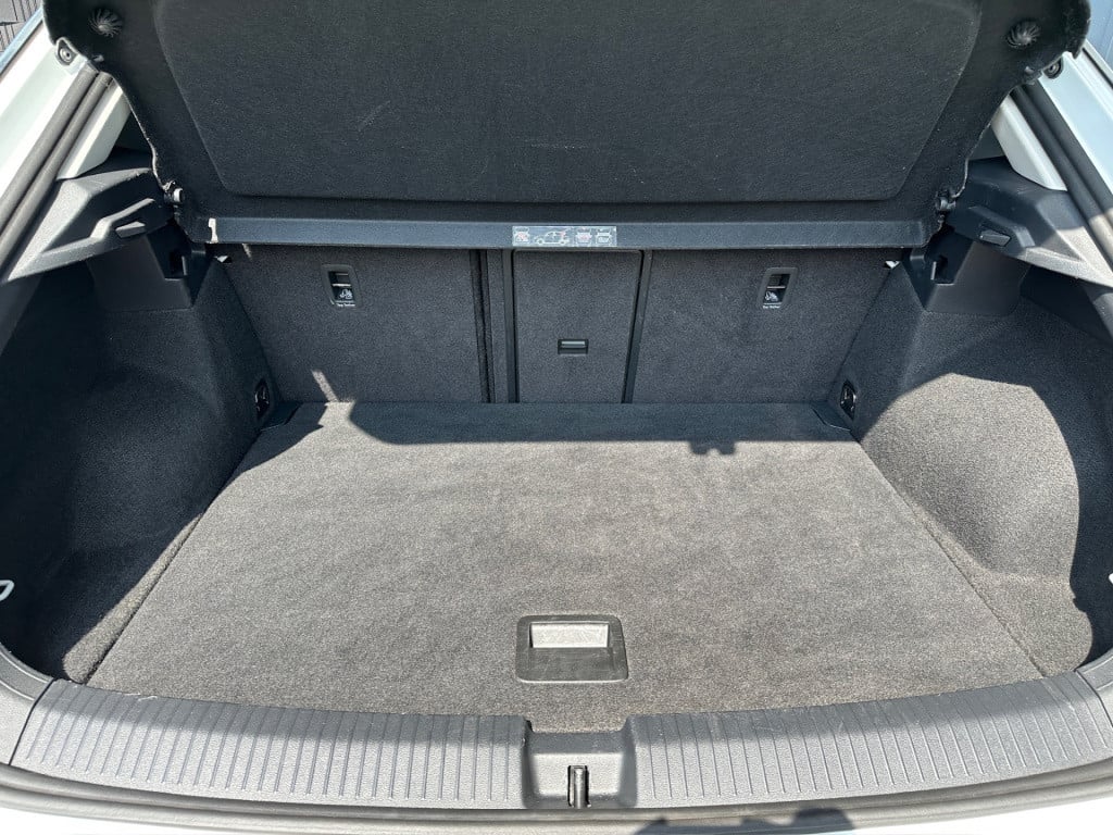 Volkswagen T-roc 1.5 tsi 150pk dsg r-line | 19 inch | led | trekhaak | virt