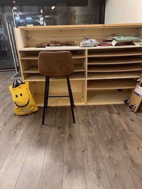 Kasten,  kledingrekken, balie, houten kratten te koop voor kleine prijsjes!