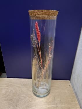 Mooie glazen vaas met droogbloemen