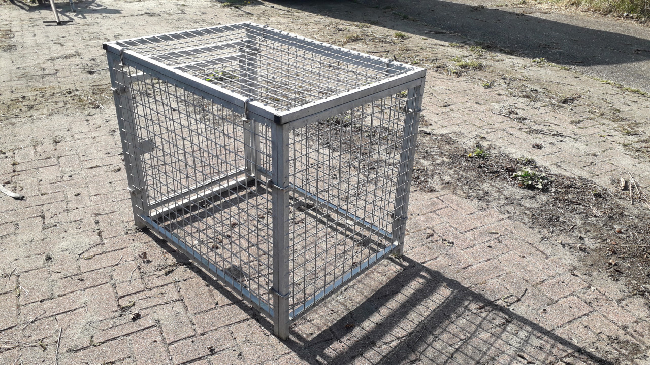 Te koop: stevige bench voor honden, katten, konijn  of kippen