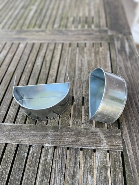 Voerbakken half rond verzinkt metaal 14,50 x 12 x 6 cm