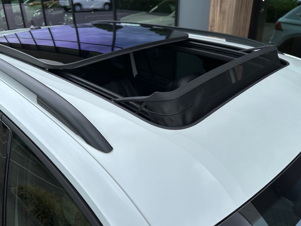 Volkswagen Tiguan 1.5 tsi 150pk dsg r-line blackstyle | panoramadak | trekh