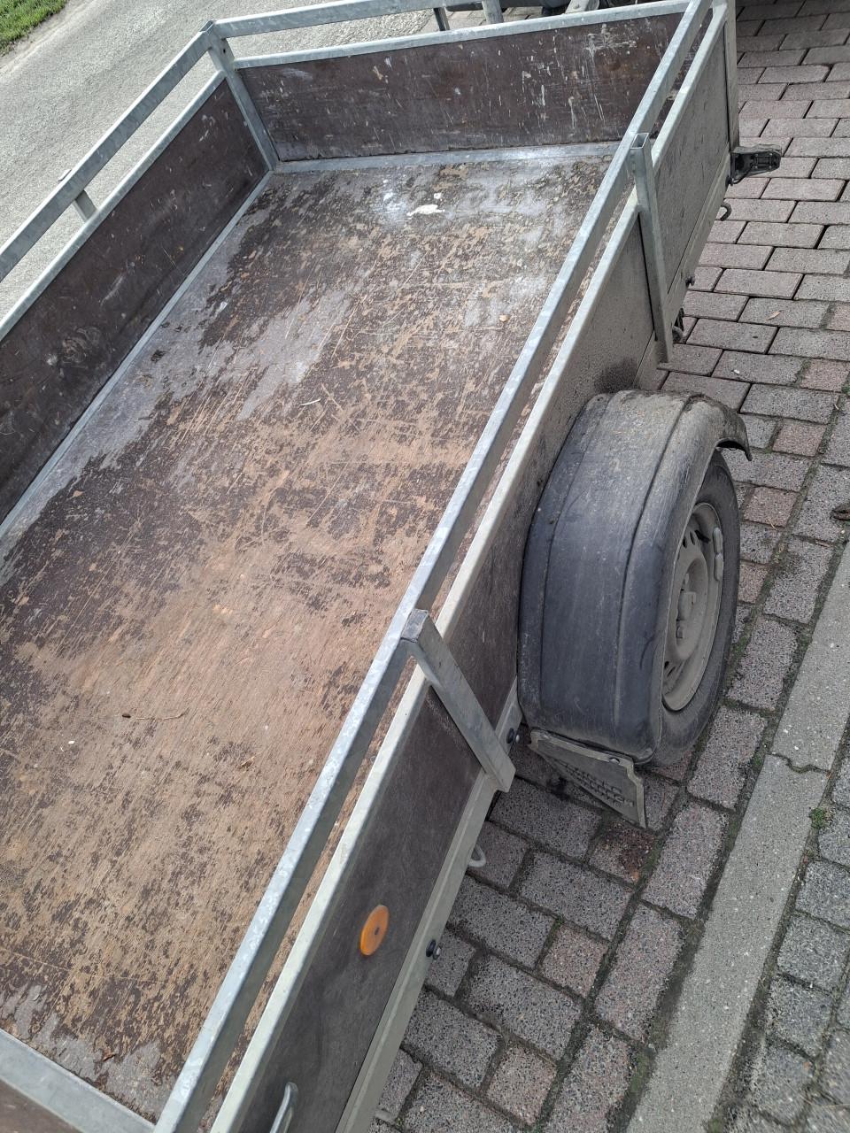 Aanhangwagen met loofrekken