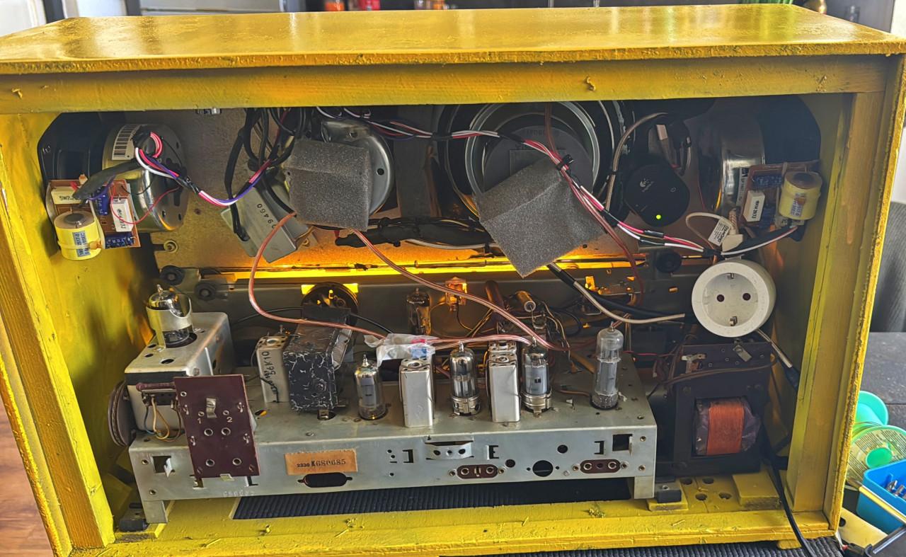 Vrolijke omgebouwde antieke Radio 1958