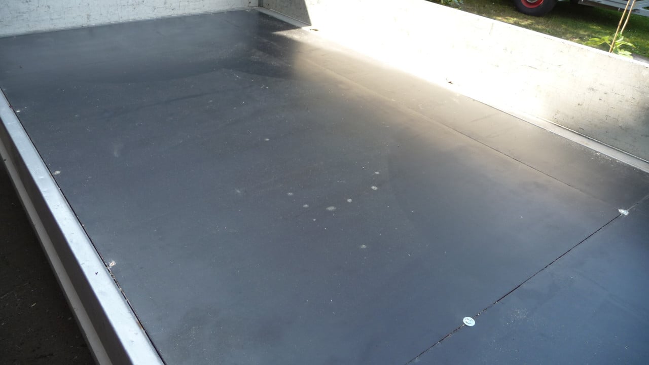 TE KOOP GEREMDE PLATEAUWAGEN merk SARIS met KENTEKEN