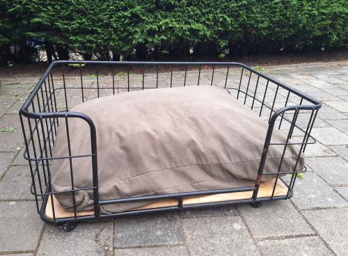 Grote hondenmand op wielen