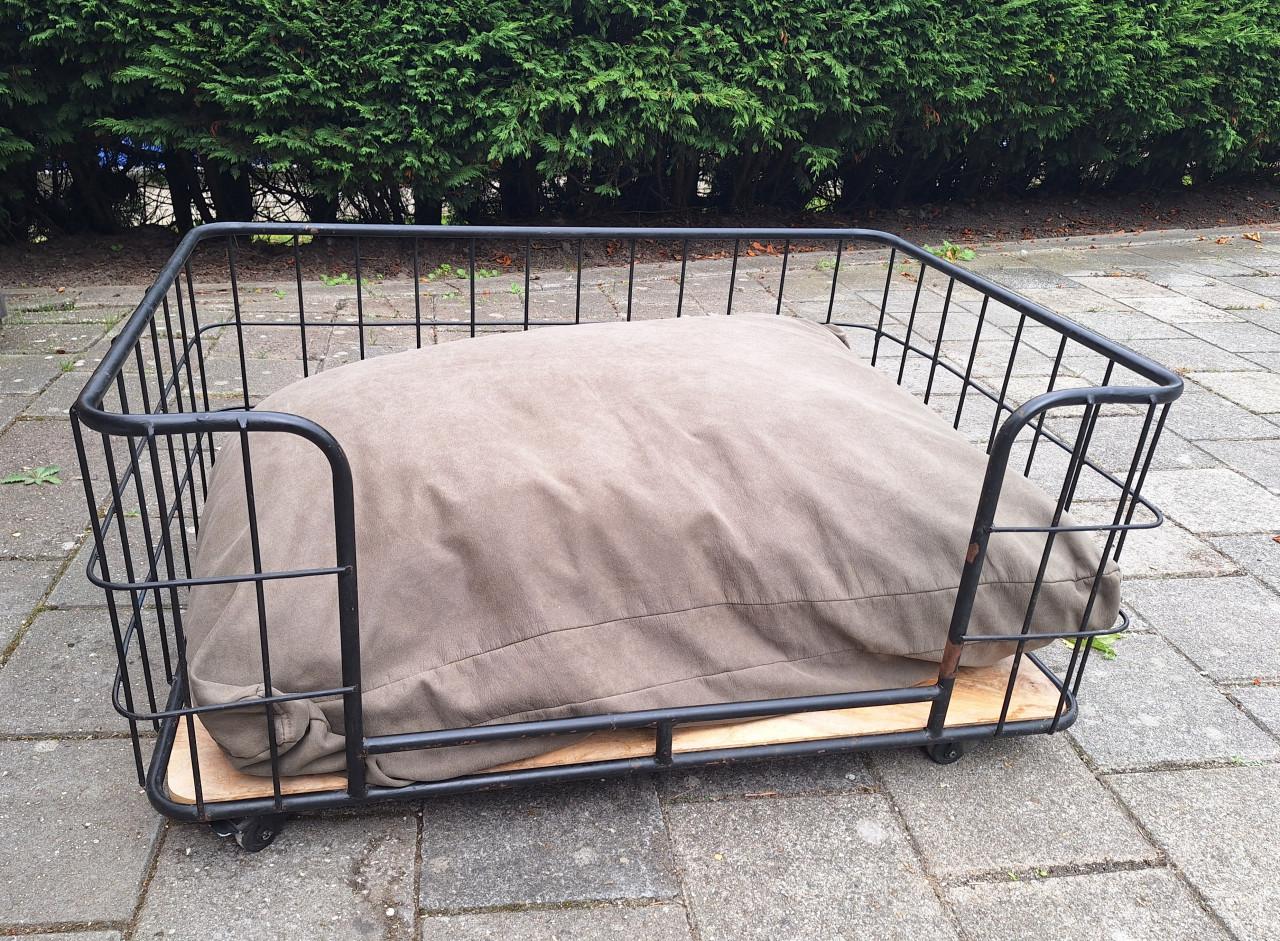 Grote hondenmand op wielen