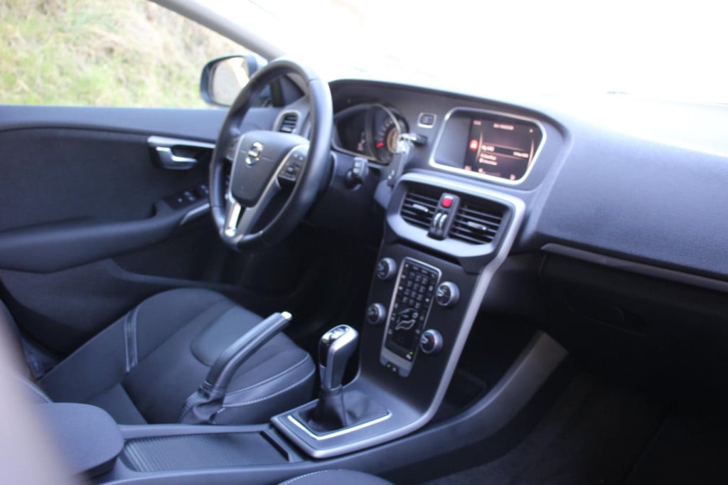 Volvo V40 2.0 t2 momentum - full led - navi - clima - half leder - 1e eig -
